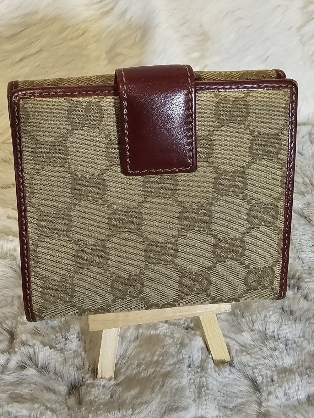Gucci Beige Monogram Wallet with Burgundy Trim and Medallion - Picture 3 of 14